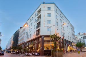 فندق بارين في إسطنبول: مبنى أبيض طويل على شارع المدينة