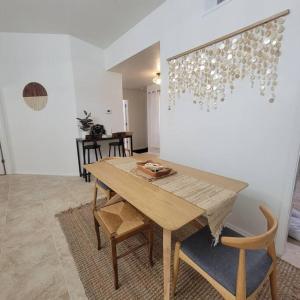 ein Esszimmer mit einem Holztisch und Stühlen in der Unterkunft The Ritz Spa Sanctuary hot tub/patio/fam/pet in Las Cruces + 27 Fotos