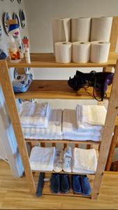 Uma ou mais camas em beliche em um quarto em Vindsvåning i Simrishamn