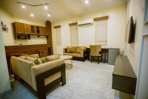 Ruang duduk di Apartment 79 Hotel & Suite