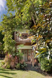 a house surrounded by trees and plants at Aldeia dos Corais - Taipu de Fora in Barra Grande