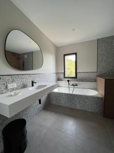 Koupelna v ubytování Le Petit Hôtel de Pianottoli-Caldarello