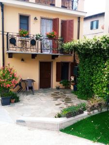 patio przed budynkiem z balkonem w obiekcie IL CORTILETTO w mieście Verduno