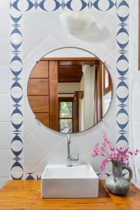a bathroom with a sink and a mirror at Aldeia dos Corais - Taipu de Fora in Barra Grande