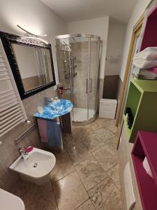 uma casa de banho com um chuveiro, um lavatório e um WC. em Villa Alberto em Olbia