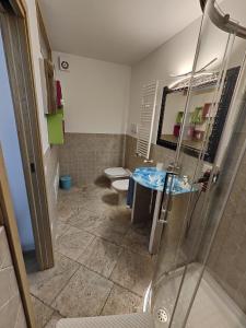 uma casa de banho com 2 WC, um lavatório e um chuveiro em Villa Alberto em Olbia