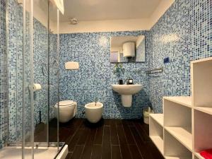 La salle de bains est pourvue de toilettes, d'un lavabo et d'une douche. dans l'établissement Il Giardino dei Limoni, à Vieste
