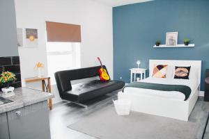 ein Wohnzimmer mit einem Bett und einem Sofa in der Unterkunft All-Inclusive Living: Modern Studio in Liverpool