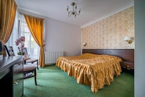 a hotel room with a bed and a window at Willa Laura Władysławowo in Władysławowo