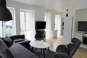 哥本哈根的住宿－Three Bedroom Apartment In Copenhagen S, Cf Mllers Alle 56，客厅配有沙发和桌子