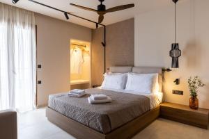 sypialnia z łóżkiem z dwoma ręcznikami w obiekcie Niro Beachfront Living w mieście Stalida