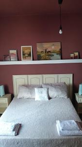 una camera da letto con un letto con copriletto bianco di La Sbecciatrice a Villa Santa Croce