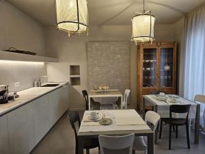 cocina y comedor con mesa y sillas en Piccola Dimora Gherardini, en SantʼElpidio a Mare