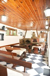 una sala con tavoli da ping pong e un camino di Ивелия Къща за гости a Dospat