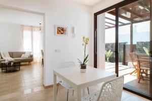 Posezení v ubytování Villa Lyra Piscina Climatizada