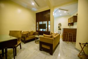 Ruang duduk di Apartment 79 Hotel & Suite