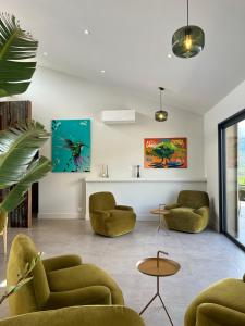 Posezení v ubytování Le Petit Hôtel de Pianottoli-Caldarello
