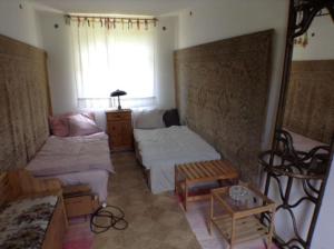 uma sala de estar com duas camas e uma janela em Návrat do starých časů, ubytování květen - září em Slabetz