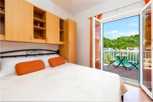 Postel nebo postele na pokoji v ubytování Apartments Mirjana Mljet