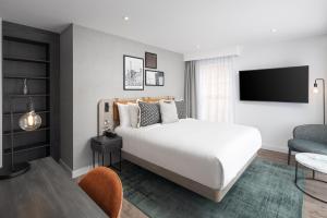 ein Hotelzimmer mit einem Bett und einem TV in der Unterkunft Residence Inn by Marriott Manchester Piccadilly in Manchester