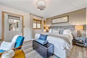 um quarto com uma cama grande e 2 cadeiras em The River View House em Gold Beach