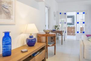 una sala de estar con un jarrón azul sobre una mesa en Olivos, en S'Algar