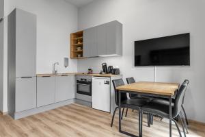une cuisine avec une table et des chaises et une télévision dans l'établissement Cozy Studio Apartment, à Reykjavik 1 autre photo