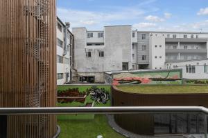 une vue depuis un balcon d'une ville avec des bâtiments dans l'établissement Cozy Studio Apartment, à Reykjavik