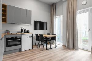 une cuisine avec une table et des chaises dans une pièce dans l'établissement Cozy Studio Apartment, à Reykjavik
