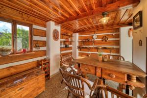 ein Esszimmer mit einem Holztisch und Stühlen in der Unterkunft Chaloupka u potoka in Kutná Hora