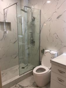een badkamer met een toilet en een glazen douche bij the best apartment in Koetaisi