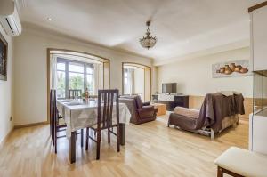 a dining room with a table and a living room at Mestral 1 1 Roses - Immo Barneda in Roses