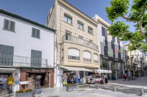 a group of buildings on a city street with shops at Mestral 1 1 Roses - Immo Barneda in Roses