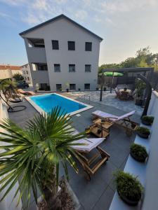 Der Swimmingpool an oder in der Nähe von Apartment Lo&Ti