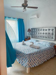 ein Schlafzimmer mit einem Bett und einem Ventilator in der Unterkunft Ruhig, gross mit herrlicher Aussicht in San Felipe de Puerto Plata