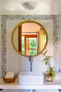 uma casa de banho com um espelho por cima de um lavatório em Aldeia dos Corais - Taipu de Fora em Barra Grande