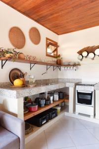 a kitchen with a counter and a counter top at Aldeia dos Corais - Taipu de Fora in Barra Grande