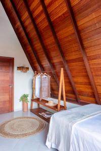 a bedroom with a wooden ceiling and a bed at Aldeia dos Corais - Taipu de Fora in Barra Grande