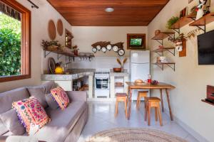 a living room with a couch and a table at Aldeia dos Corais - Taipu de Fora in Barra Grande