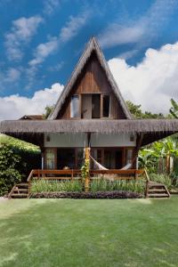 a house with a thatched roof at Aldeia dos Corais - Taipu de Fora in Barra Grande