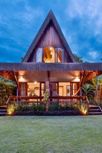 a house with a thatched roof at Aldeia dos Corais - Taipu de Fora in Barra Grande