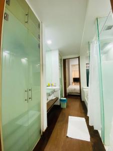 La salle de bains est pourvue d'une douche et d'un lavabo. dans l'établissement 10 Semantan Residences, à Kuala Lumpur