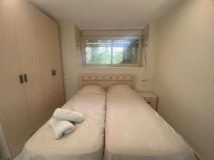 ein kleines Schlafzimmer mit zwei Betten und Handtüchern darauf in der Unterkunft דירת בוטיק - Boutique apartment in Bayit Wegan