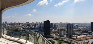 vista sulla città dalla parte superiore di un edificio di MALL OF ISTANBUL RESIDENCE a Mahmutbey