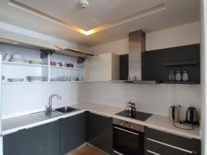 eine Küche mit einer Spüle und einer Arbeitsplatte in der Unterkunft MALL OF ISTANBUL RESIDENCE in Mahmutbey