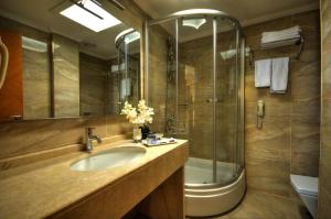A bathroom at Golden Deluxe Hotel