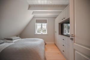 Un pat sau paturi într-o cameră la Engels Cottage