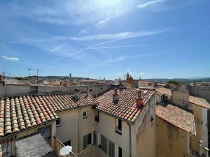 une vue sur les toits des bâtiments d'une ville dans l'établissement 2 pièces climatisé en duplex avec terrasse, à Aix-en-Provence