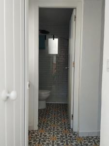 タリファにあるNuevo Sobradoのバスルーム(トイレ、シャワー付)、廊下が備わります。