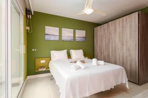 Postel nebo postele na pokoji v ubytování Puerto Banús, Edificio Tembo, 2 bedroom apartment, parking and pool + 11 fotografií